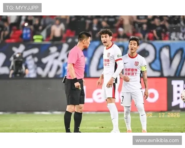 铜梁龙与新鹏城战平 本科维奇染红错失良机